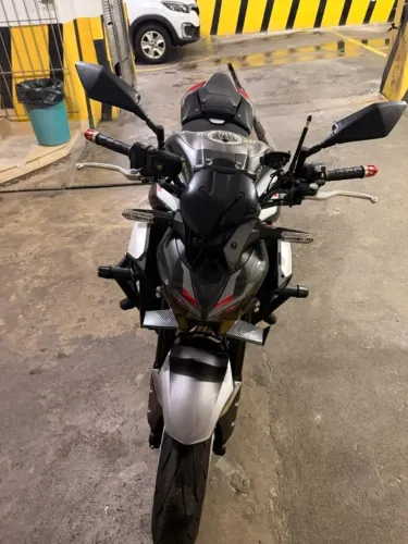 Kawasaki Z900 2026 -apenas 1.850 kms + acessórios e Full Akrapovic (Preço p/ Vender Rápido