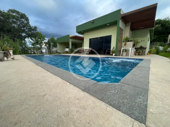 Casa em condomínio com piscina de borda infinita e vista para o pôr do sol em Lagoa Santa 