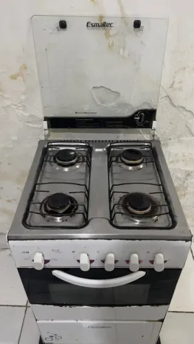 Fogão esmaltec possui marcas de uso forno funcionando e três bocas boas.