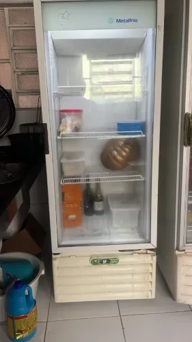 REFRIGERADOR/EXPOSITOR VERTICAL METALFRIO