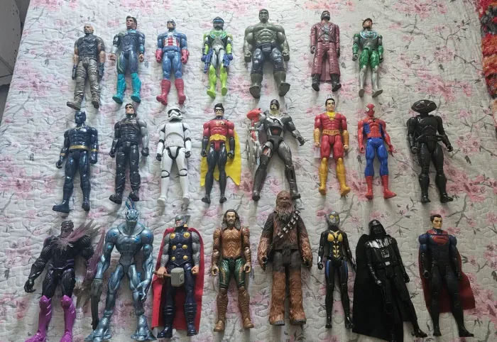 Vendo esse lote de bonecos diversos 30cm valor R$ 1.150 Reais 