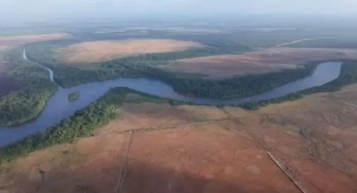 FAZENDA NOS LENÇOIS MARANHENSES, BANHADA PELO RIO PREGUIÇA