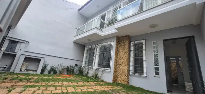 Vende-se sobrado com 3 dormitórios, todos suítes e 2 vagas no alto de Santana