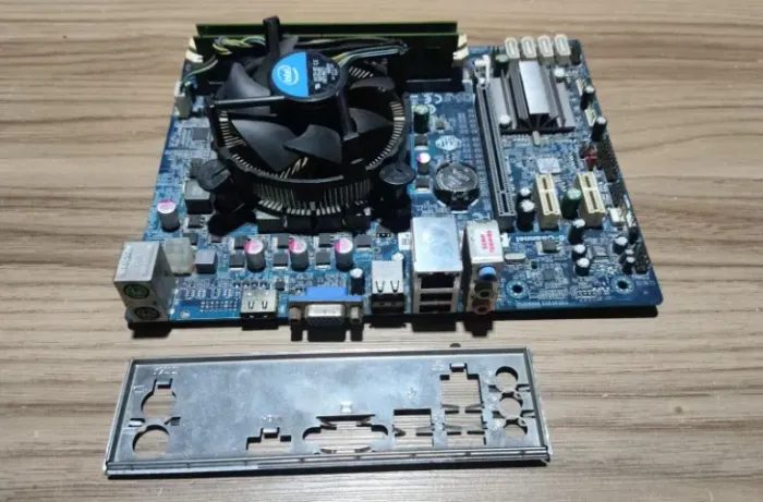 Kit i3-2100 3,10Ghz Memoria 4Gb Ddr3 (2x 2Gb Ddr3) + Cooler Intel