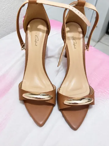 Sandália salto fino