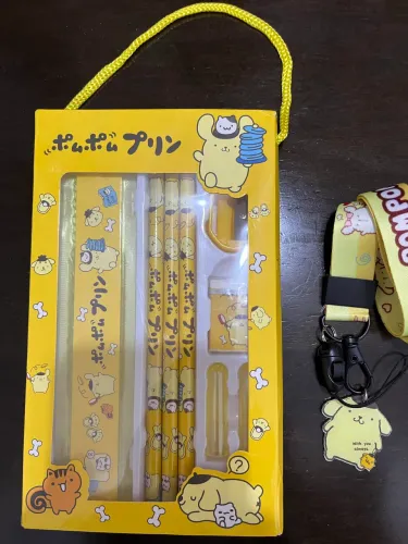 kit de escolar do personagem Pompompurin.