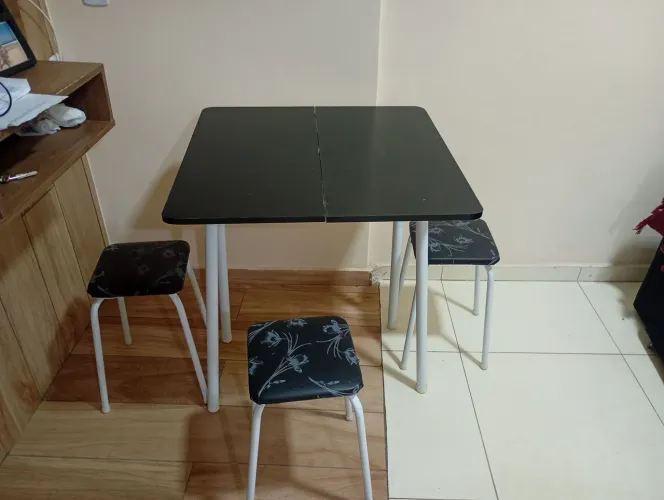 Vendo mesa com 4 cadeiras.