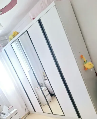 Guarda roupa com 6 portas, 2 com  espelho