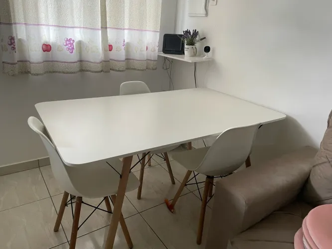 Mesa com 4 cadeiras