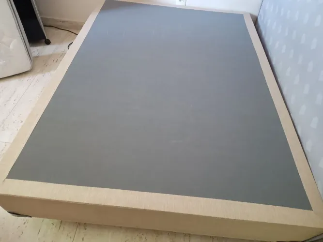 Cama de casal, box e colchão em ótimo estado.
