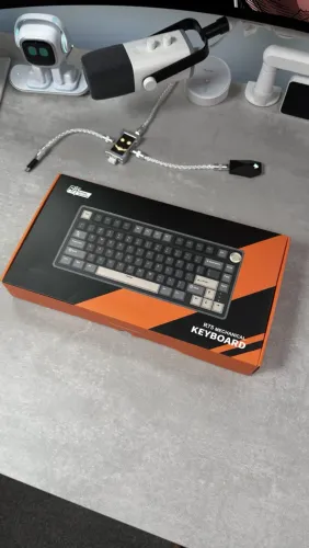 Teclado RoyalKludge R75 (layout ABNT2)