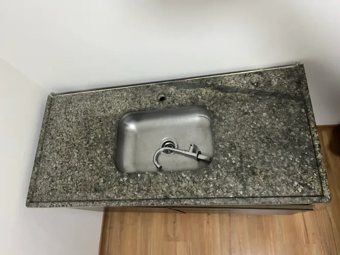 Bancada de Granito Cinza com Cuba de Inox - Ótimo Estado