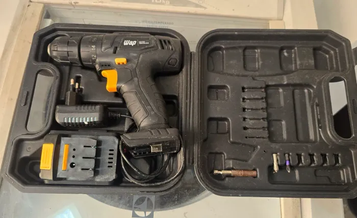 Furadeira e parafusadeira elétrica WAP 12K3 Black impecável com bateria e acessorios