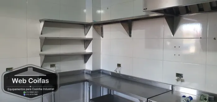 Prateleira Lisa ou Gradeada com mão francesa, em aço INOX 430 escovado sob medida !