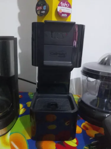Cafeteira três corações mas suporte de cápsulas 