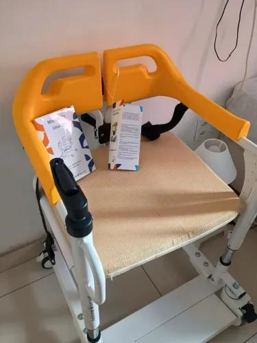 Cadeira de transferência /banho NOVA sem uso