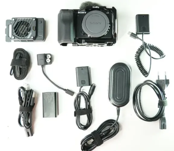 Sony ZV-E10 (Estado de Nova) + Setup Completo p/ Criadores | 2 Dummy + Cooler + Cage + SD