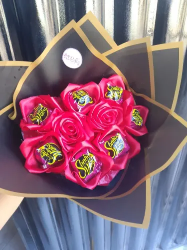 Buquê de Rosas Eternas e 7 bombons 