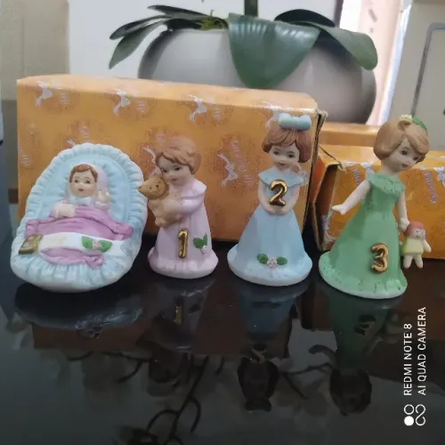 Marca: Enesco Estatueta de porcelana "Brunete Baby Age, 1,2,3