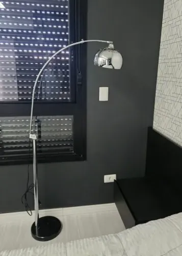 Lumináriade chão modelo tipo arco com base em Mármore