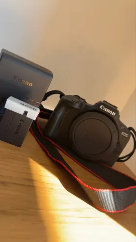 CANON R100 MIRRORLESS (Corpo) + BATERIA + CARREGADOR