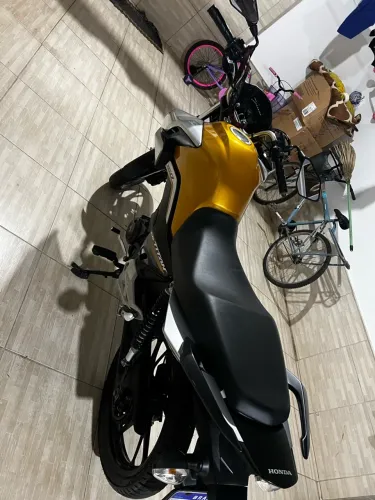 Titan 160 dourada