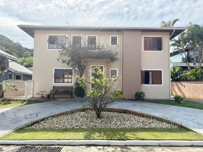 Casa para Venda/Aluguel com 4 Quartos em Condomínio fechado no Sambaqui em Florianópolis