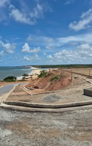Vende-se área no local de maior expansão da cidade.