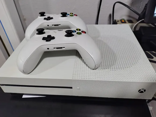 Xbox One S 1Tb 2 controles