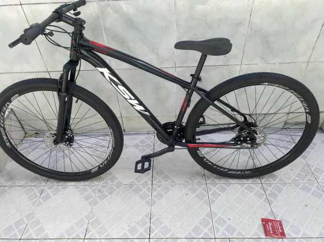 Bicicleta aro 29 com 21macha nova pouco mês de uso