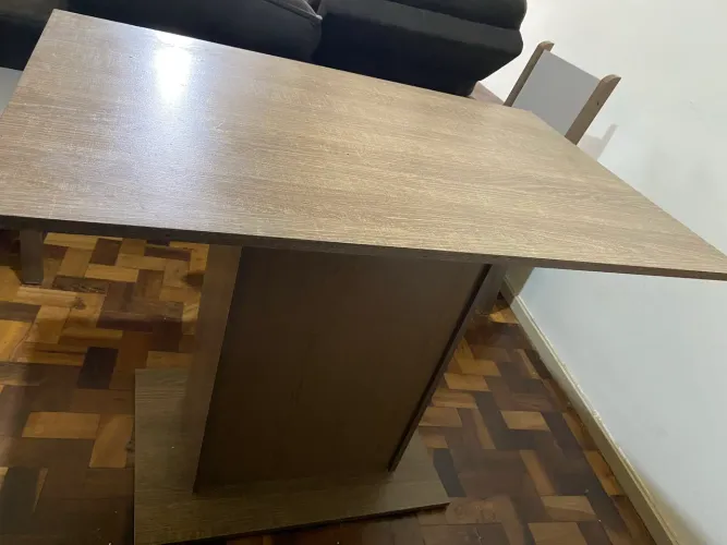 Mesa de jantar (doo as cadeiras mediante compra da mesa)