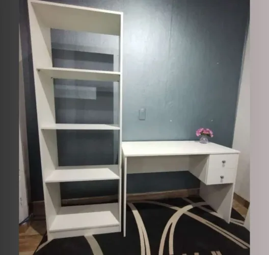 Mesa e estante para escritório em mdf