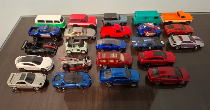 Lote de carrinhos Hot Wheels, Matchbox e Maisto