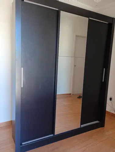 Vendo esse lindo guarda roupa de solteiro novooo