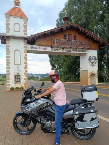 Suzuki vstrom650 toda equipada para viagens longas 