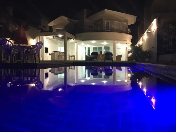 LINDÍSSIMA CASA FRENTE MAR NA PRAIA DO ESTALEIRINHO EM BALNEÁRIO CAMBORIÚ
