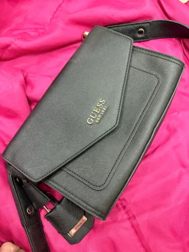 Bolsa Guess preta com alça transversal - caiu preço 