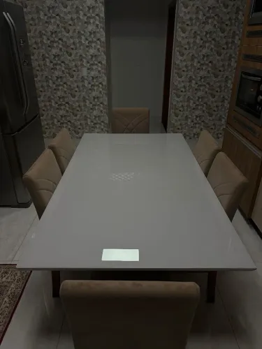 Mesa com seis cadeiras
