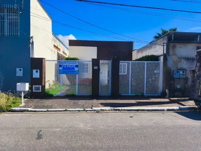 Casa com 1 suite 2 quartos sala copa cozinha banheiro dispensa quintal. Vila Isa gara