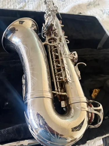 Saxofone Alto em Ótimo Estado + Estojo | R$ 1.500