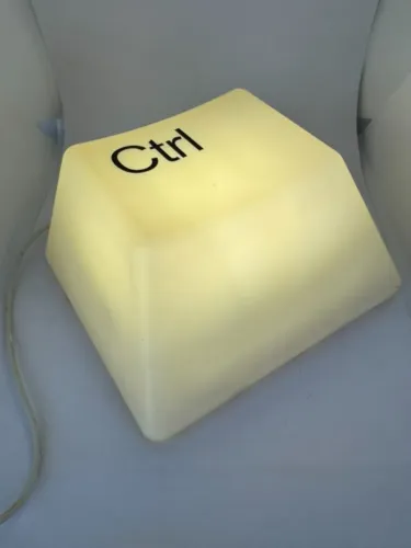 Luminária Tecla Ctrl Gigante USB - Abajur Retrô Geek que Acende ao Apertar