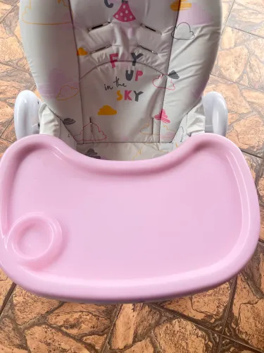 Cadeira de alimentação para menina
