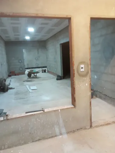 Vende se uma casa na fase de acabamento mais informações WatsApp *