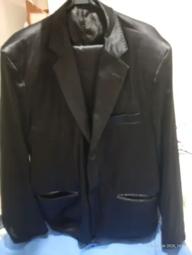 Terno masculino social completo (paletó + calça), em excelente estado de conservação.
