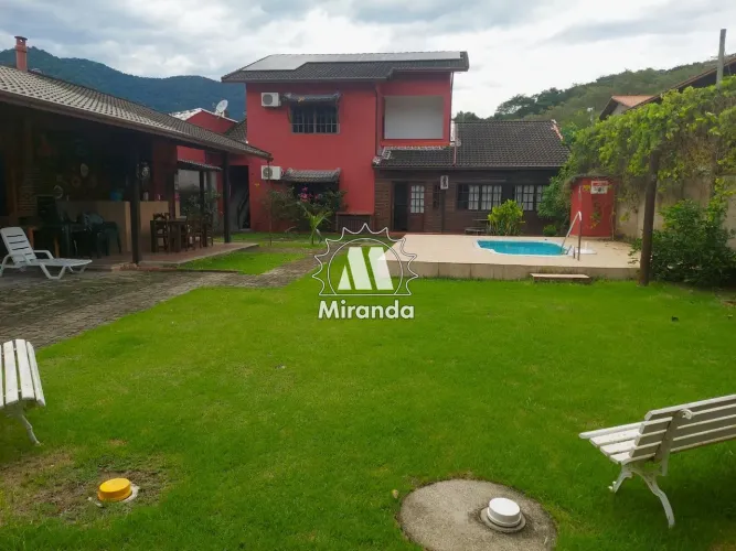 Casa na Cotia, 4 suítes, terreno plano, piscina e espaço gourmet