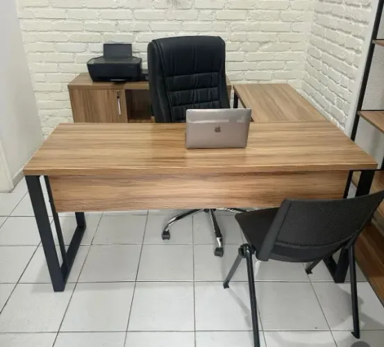 mesa com acoplamento pé de ferro em l para escritório 