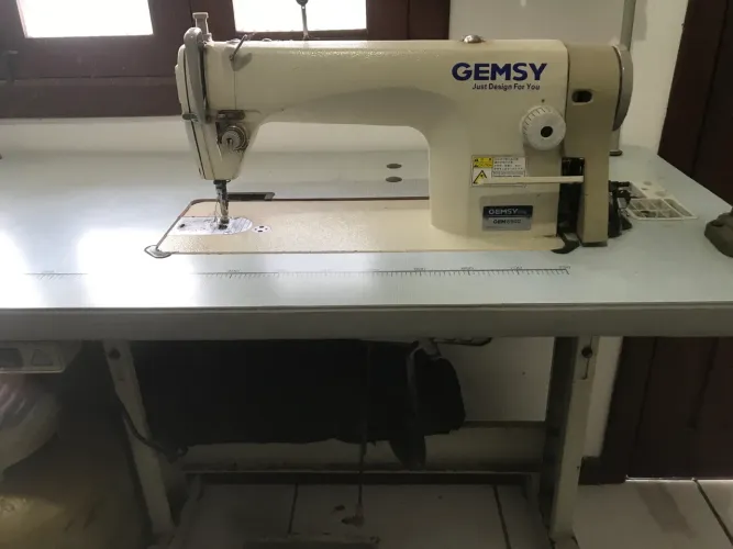 Máquina de costura reta industrial