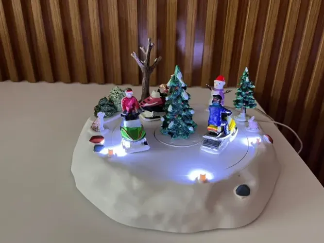 Enfeite de Natal Vila Natalina Lemax Snowmobile Fun - Leia o Anuncio