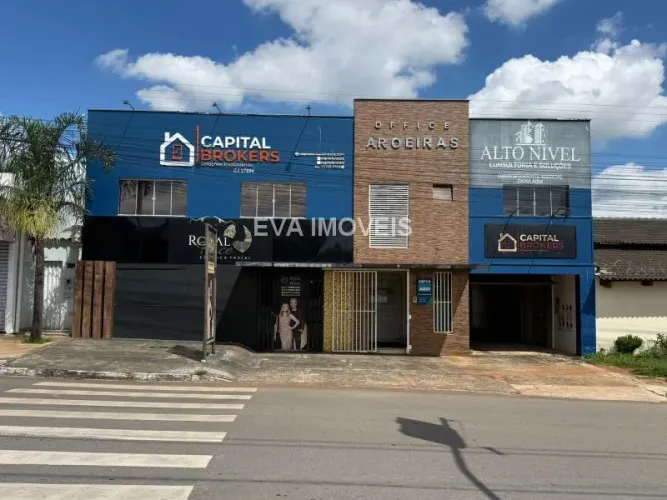 Parte superior de prédio comercial
