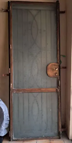 PORTA DE FERRO COM VIDRO TEMPERADO